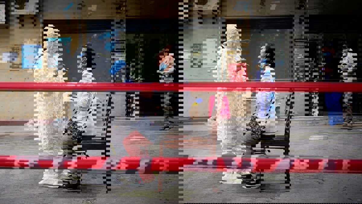 مخاوف من موجة جديدة.. حشود في ووهان للخضوع لفحص كورونا (صور)