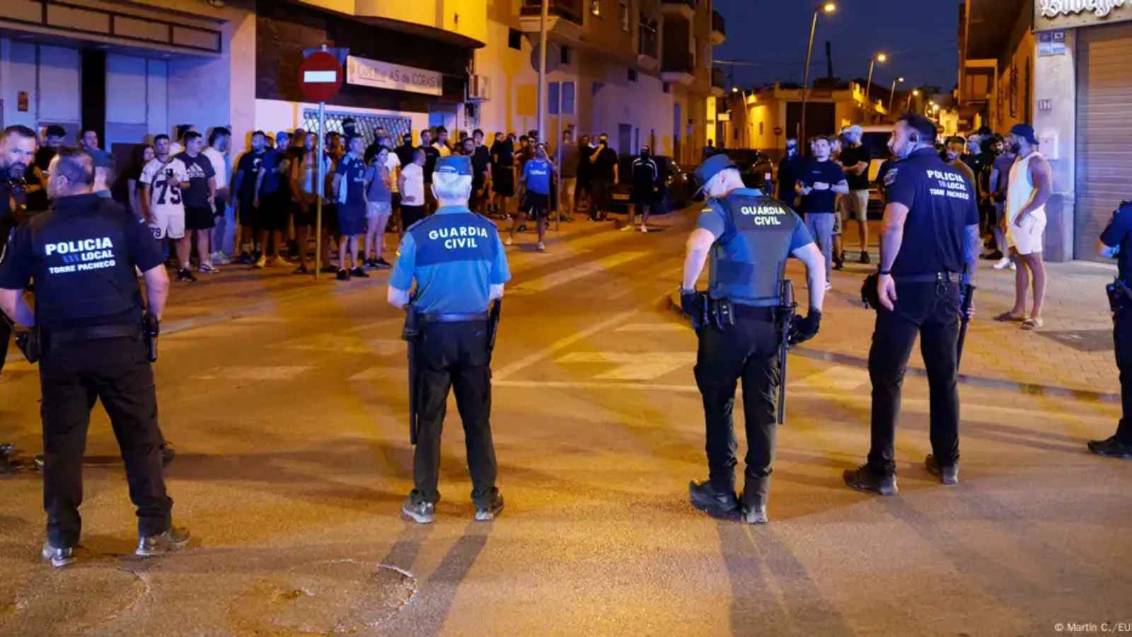 إسبانيا تدعو للتهدئة بعد أعمال شغب مناهضة للمهاجرين