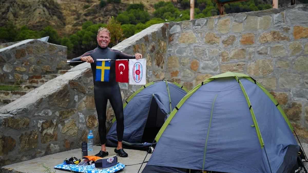 سيصل عام 2036.. مغامر سويدي يخوض رحلة سباحة فريدة (فيديو)