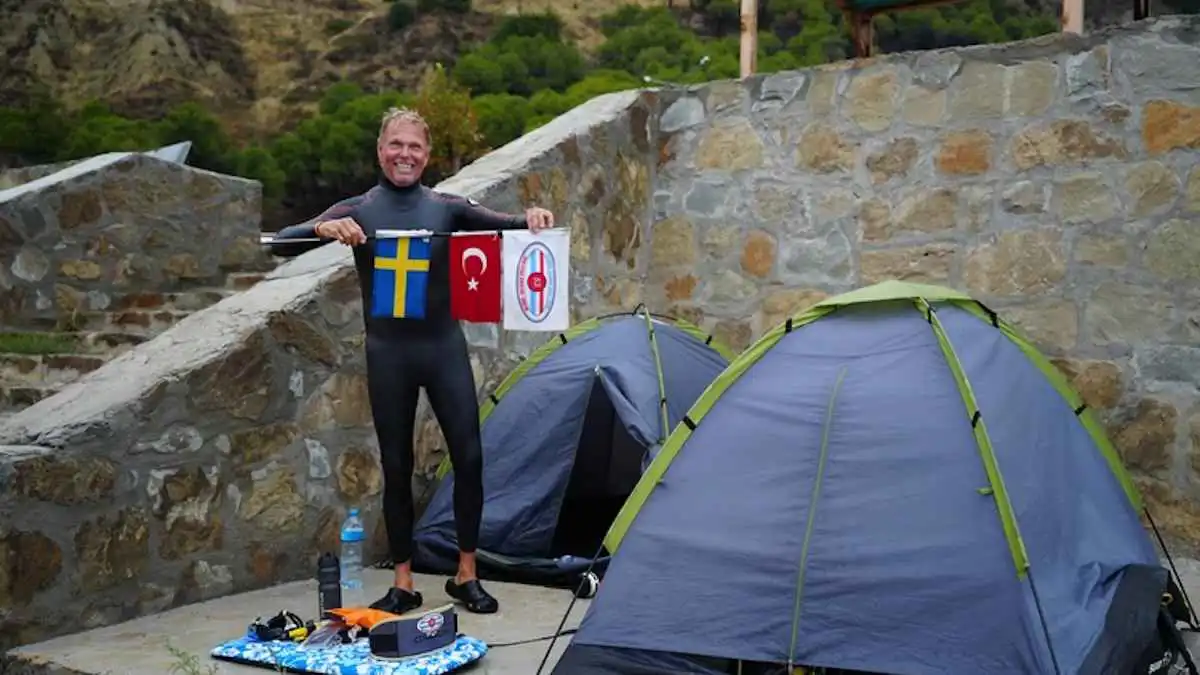 سيصل عام 2036.. مغامر سويدي يخوض رحلة سباحة فريدة (فيديو)