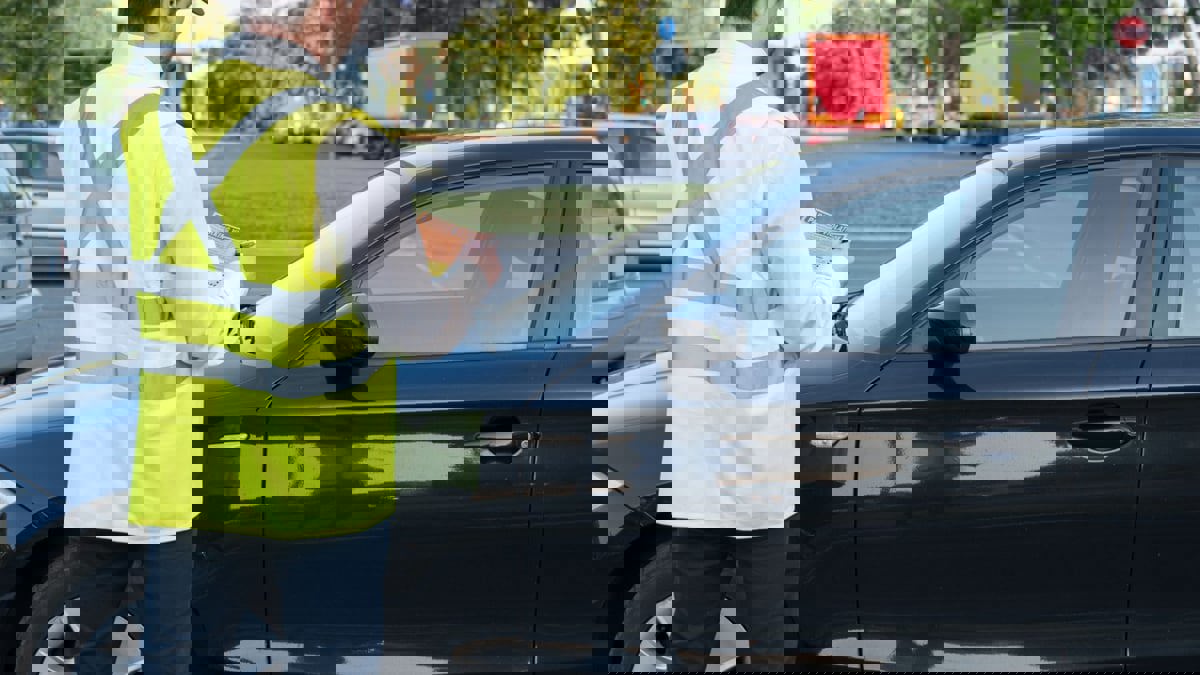 مخالفة "غريبة" تفرضها الصين على ركن السيارات بمواقف غير مخصصة