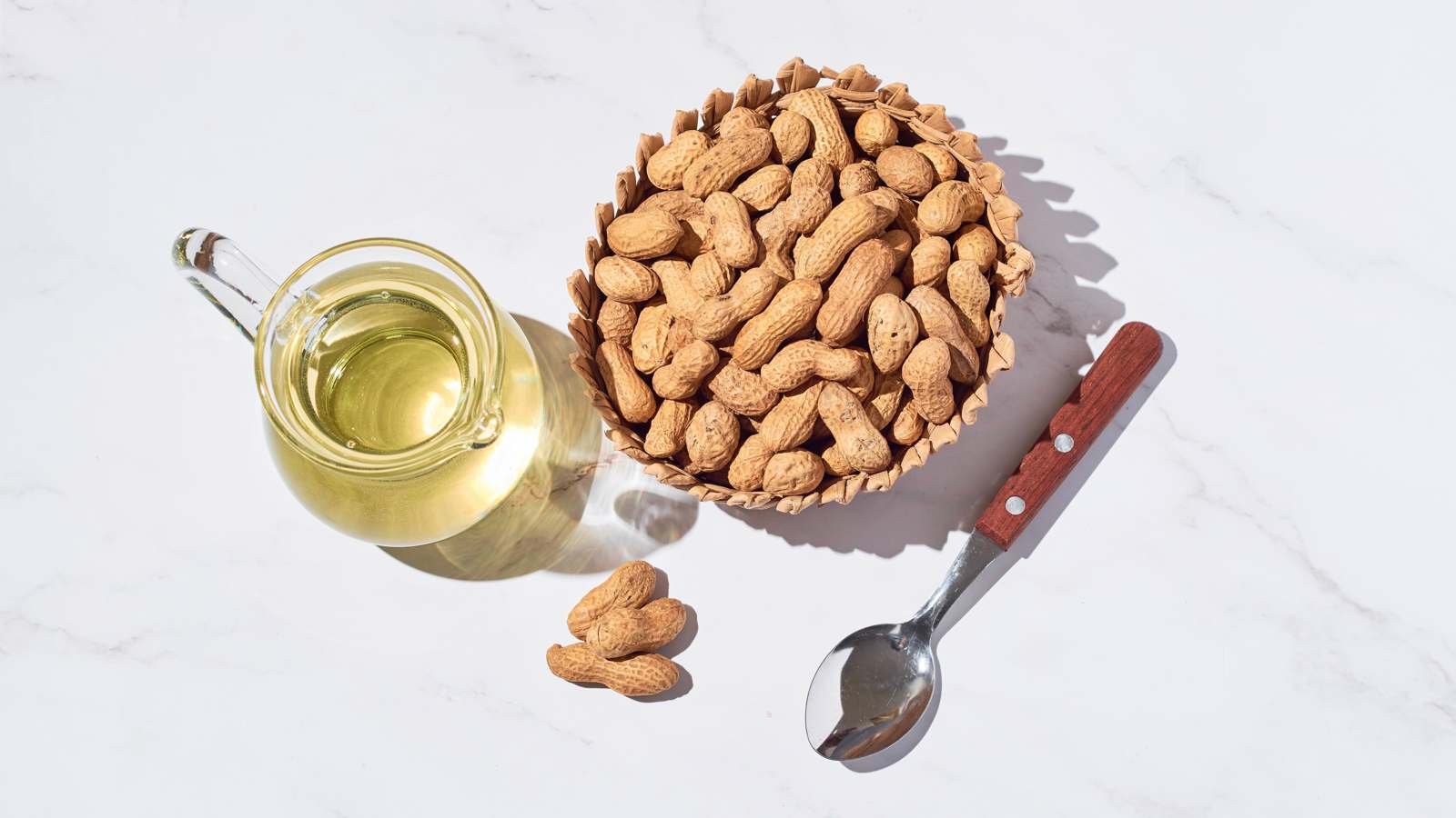 "يوازن الهرمونات".. 5 فوائد صحية لزيت الفول السوداني