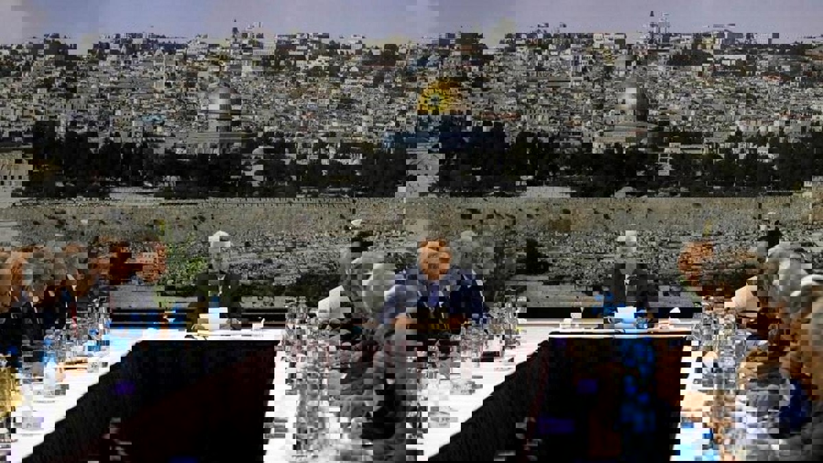 ترقباً لإعلان "صفقة القرن".. عباس يترأس اجتماعاً طارئاً للقيادة وعين الفلسطينيين على واشنطن