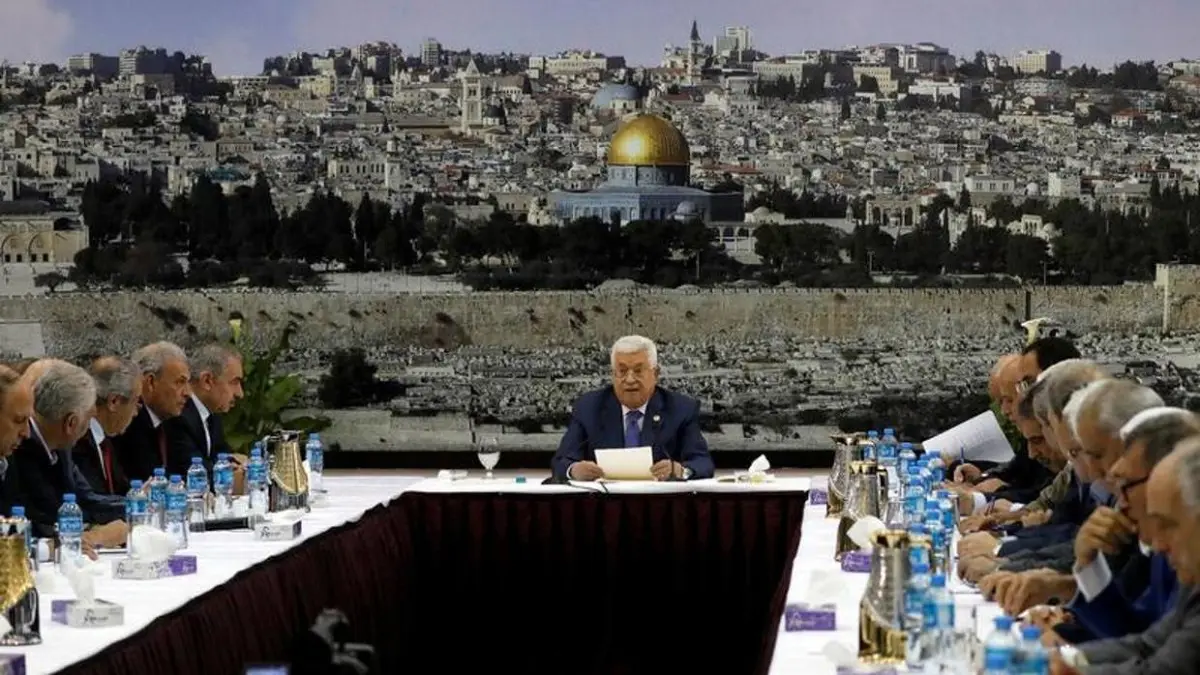 ترقباً لإعلان "صفقة القرن".. عباس يترأس اجتماعاً طارئاً للقيادة وعين الفلسطينيين على واشنطن