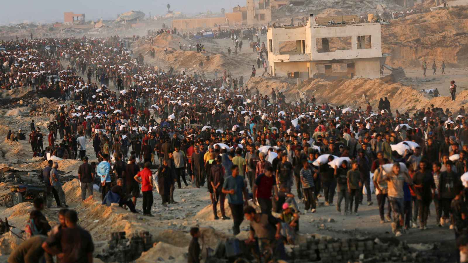 بينهم أطفال ومنتظرو مساعدات.. مجازر تقتل العشرات في غزة