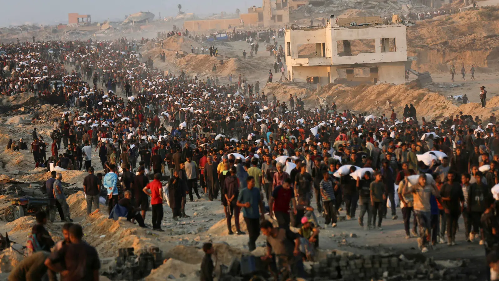 بينهم أطفال ومنتظرو مساعدات.. مجازر تقتل العشرات في غزة