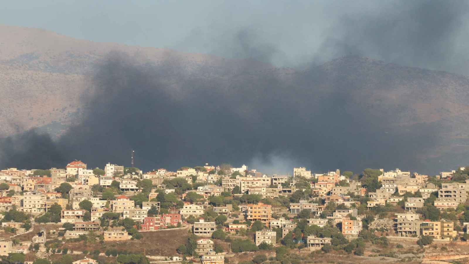 غارات إسرائيلية عنيفة على بلدتين في جنوب لبنان