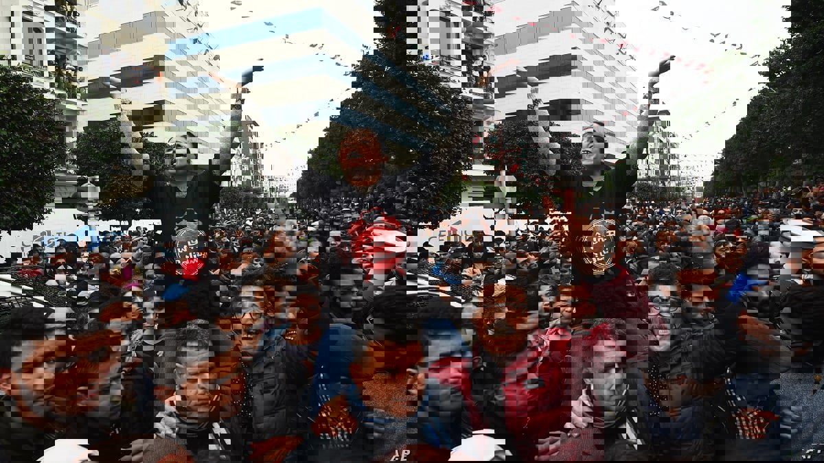 بعد تصريحات سعيّد.. برلمانيون يحذرون من "انفجار اجتماعي" في تونس (فيديو إرم)