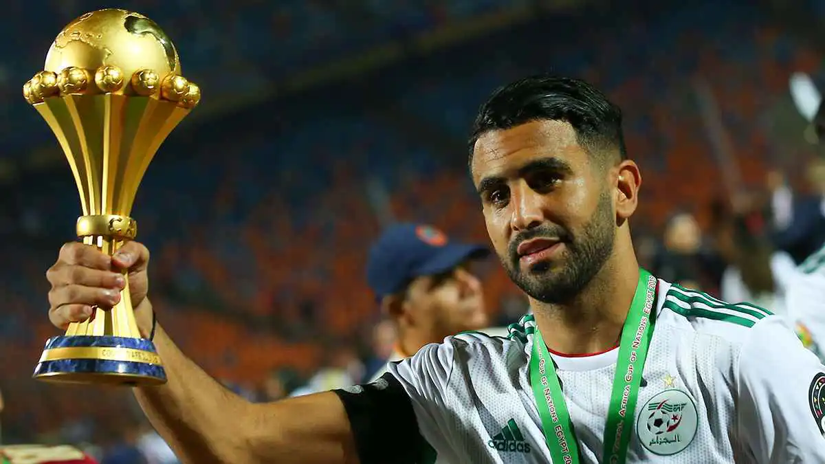 نهره مسؤول باتحاد الكرة.. ما حقيقة صورة رياض محرز  مع "الشيخ الجزائري"؟