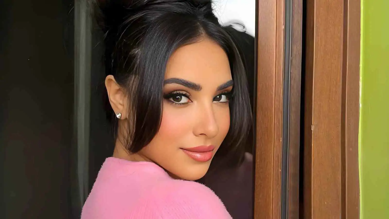 آية سماحة تثير الجدل بتصريحات عن طفولتها