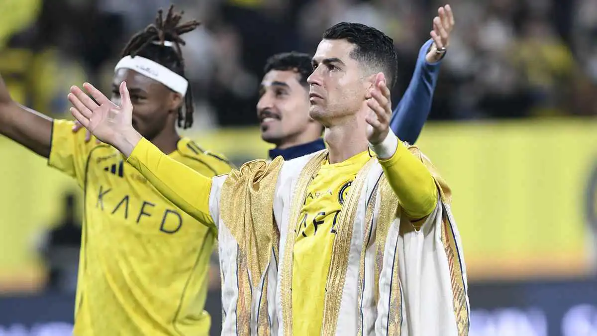 كم يبلغ سعر البشت السعودي الذي ارتداه كريستيانو رونالدو؟ (صور)