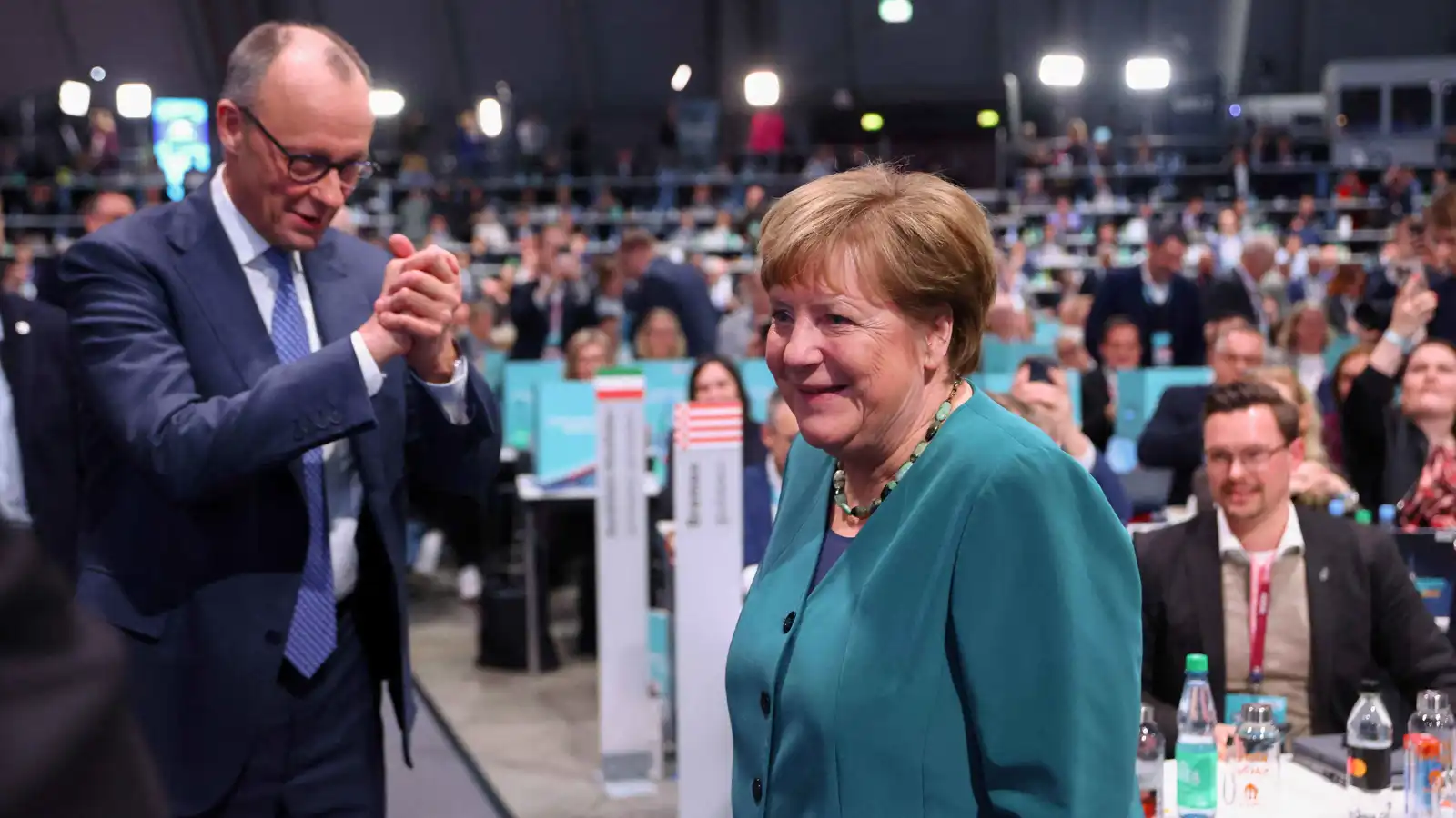 "تصفيق لا يتوقف".. ميركل تُستقبل بحرارة في مؤتمر حزبها رغم "الإرث المعقد"