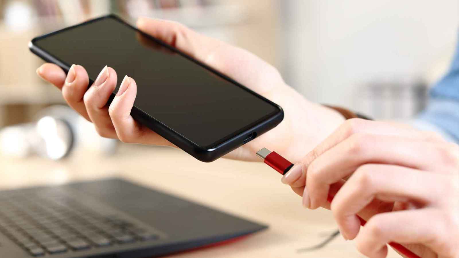 خطر قد يتلف البطارية.. لا تشحن هاتفك إلى 100%