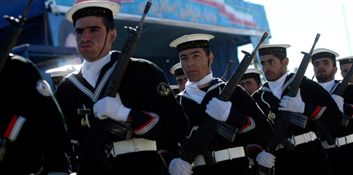 إيران.. روحاني يسعى لتقويض الحرس الثوري وتمكين الجيش