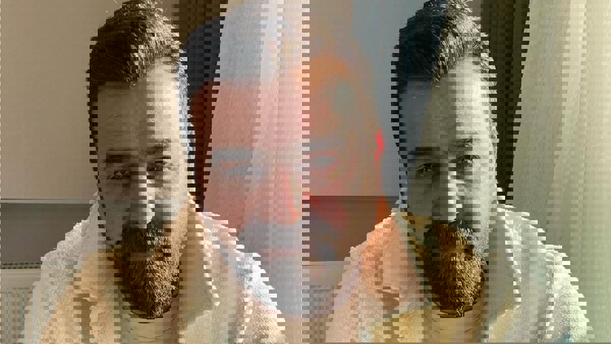 حفاوة جزائرية كبيرة بالفنان السوري سامر المصري في مهرجان عنابة (فيديو)