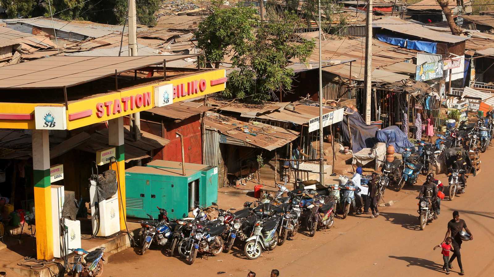 "تأثير الدومينو".. حصار المتشددين يشل جميع القطاعات في مالي (فيديو)