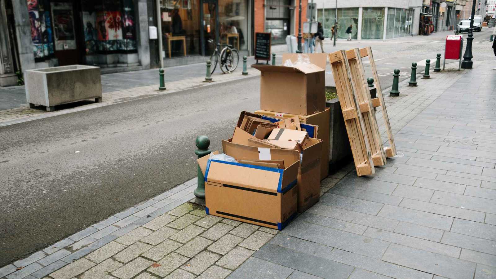 الفلبين.. العثور على رضيعة حديثة الولادة داخل "كرتونة"