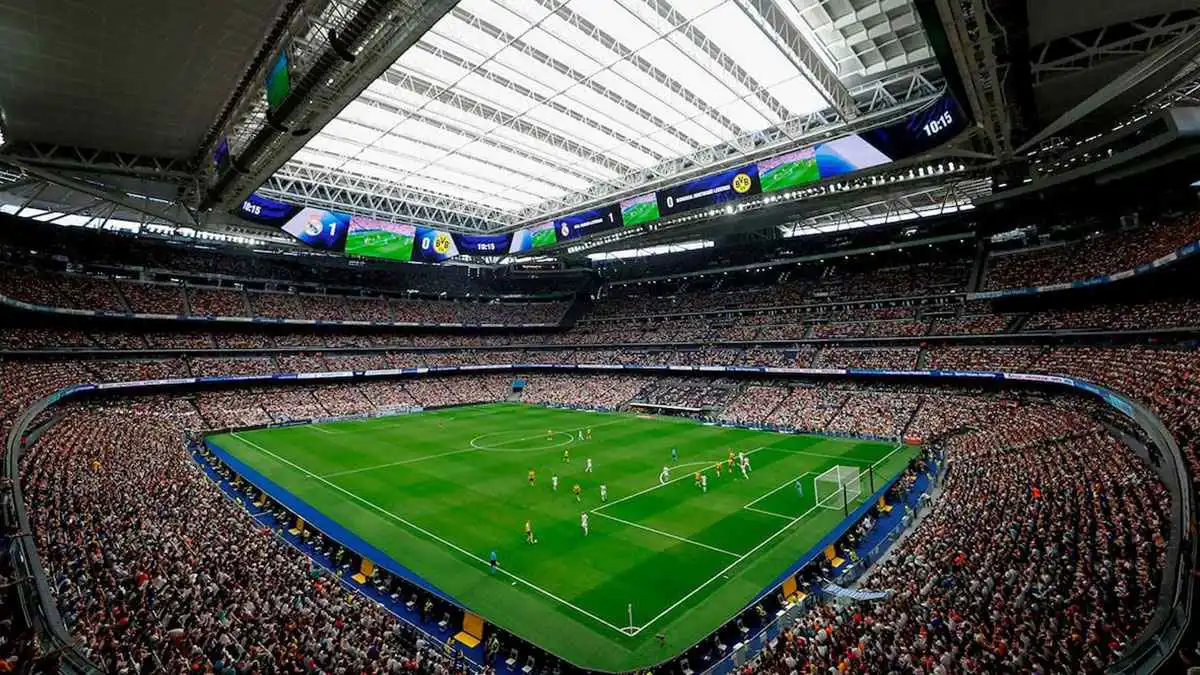 هل سيغلق ريال مدريد سقف "البرنابيو" أمام برشلونة؟