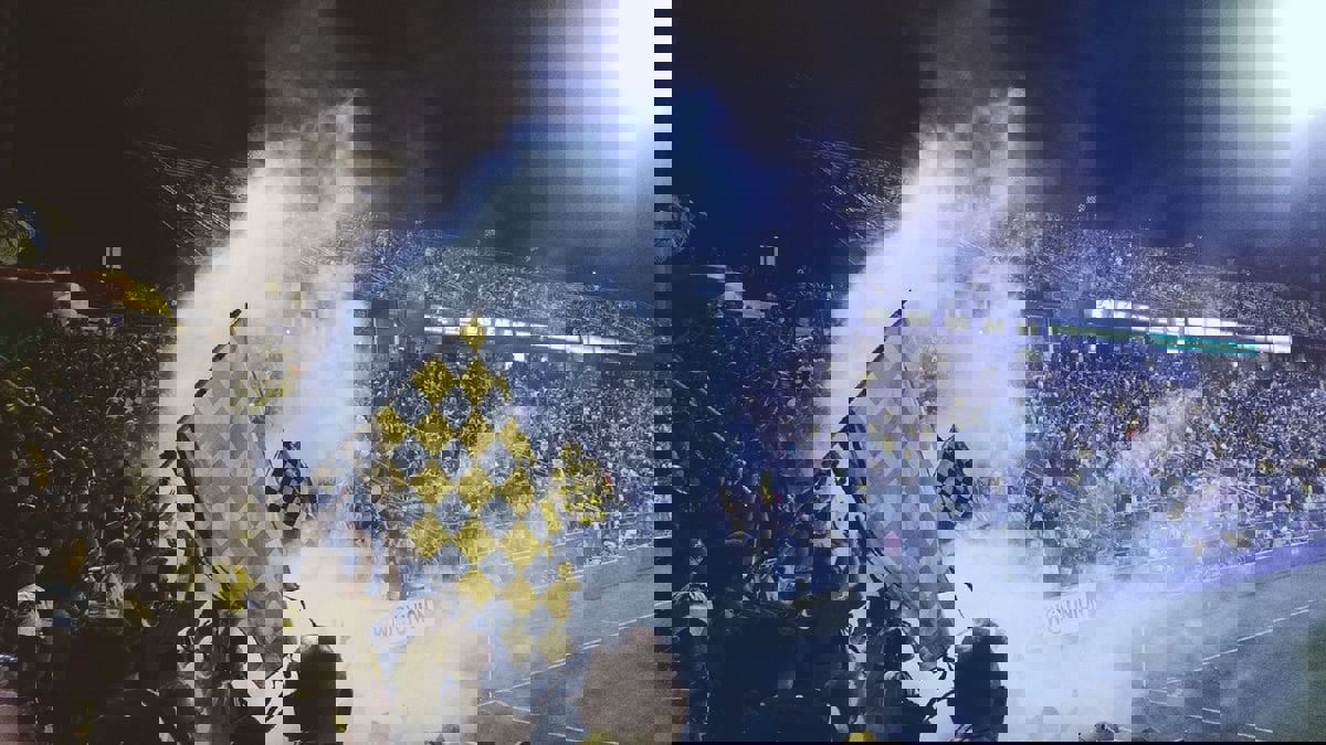 اليونان تشدد الإجراءات والعقوبات بهدف مكافحة شغب الملاعب بعد مقتل مشجع شاب