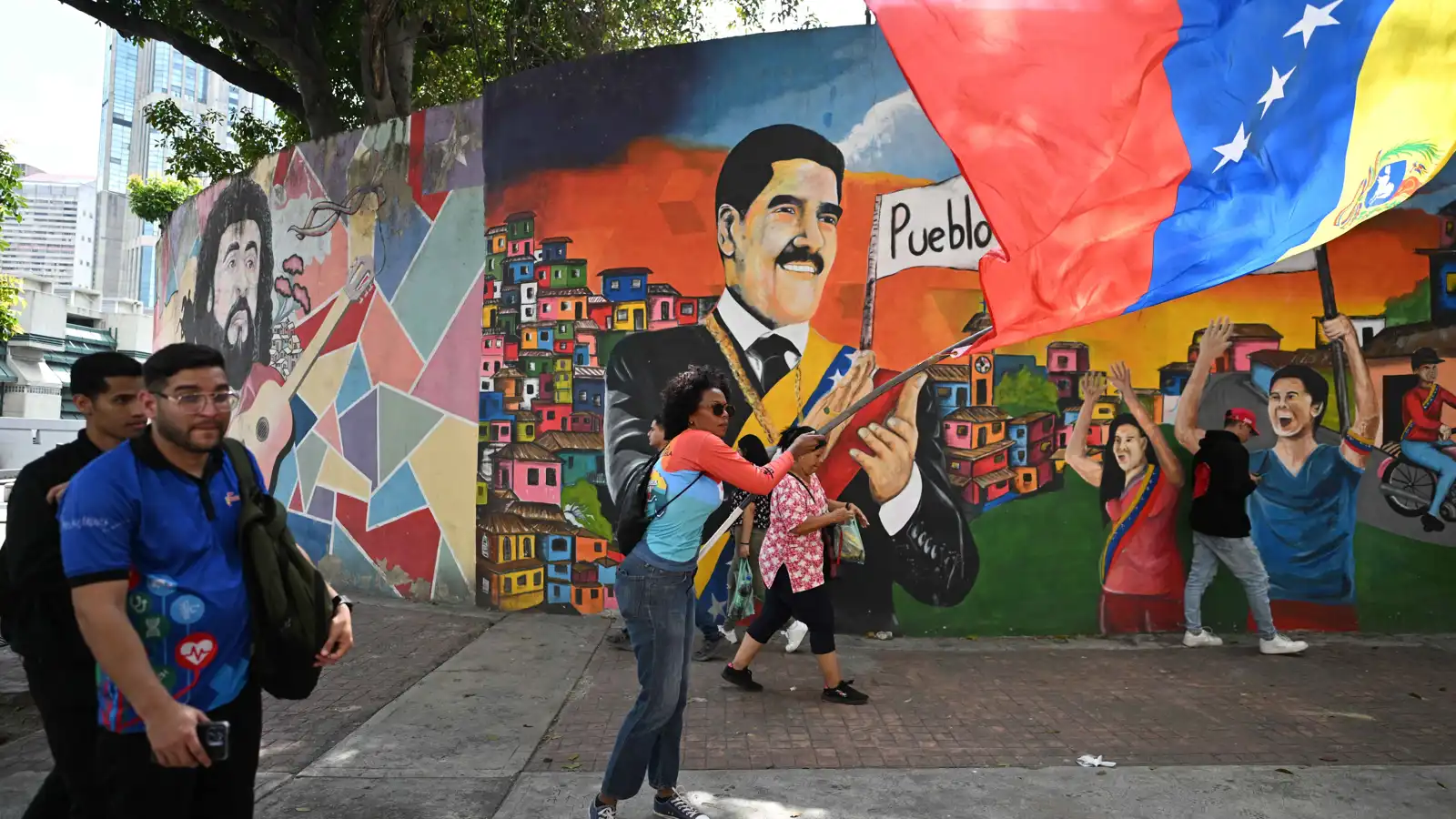 فنزويلا.. احتجاز 14 إعلاميا لتغطيتهم مسيرة داعمة لمادورو