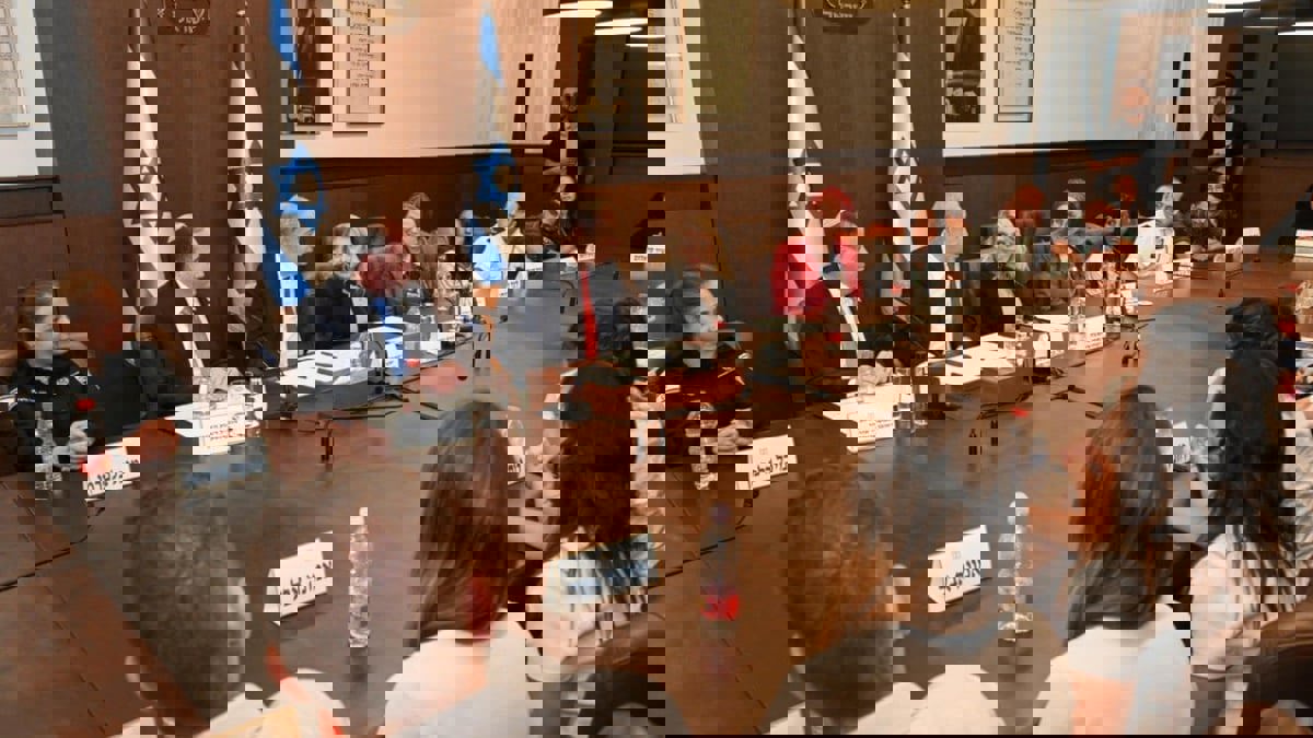 تسريبات "واتس آب" تكشف غضبا في حكومة إسرائيل بعد الإفراج عن مدير "الشفاء"