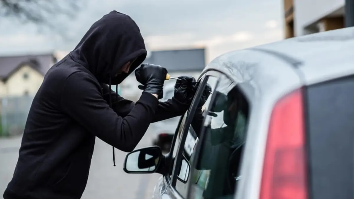 لص يصاب بنوبة قلبية أثناء سرقة سيارة في الشارع (فيديو)