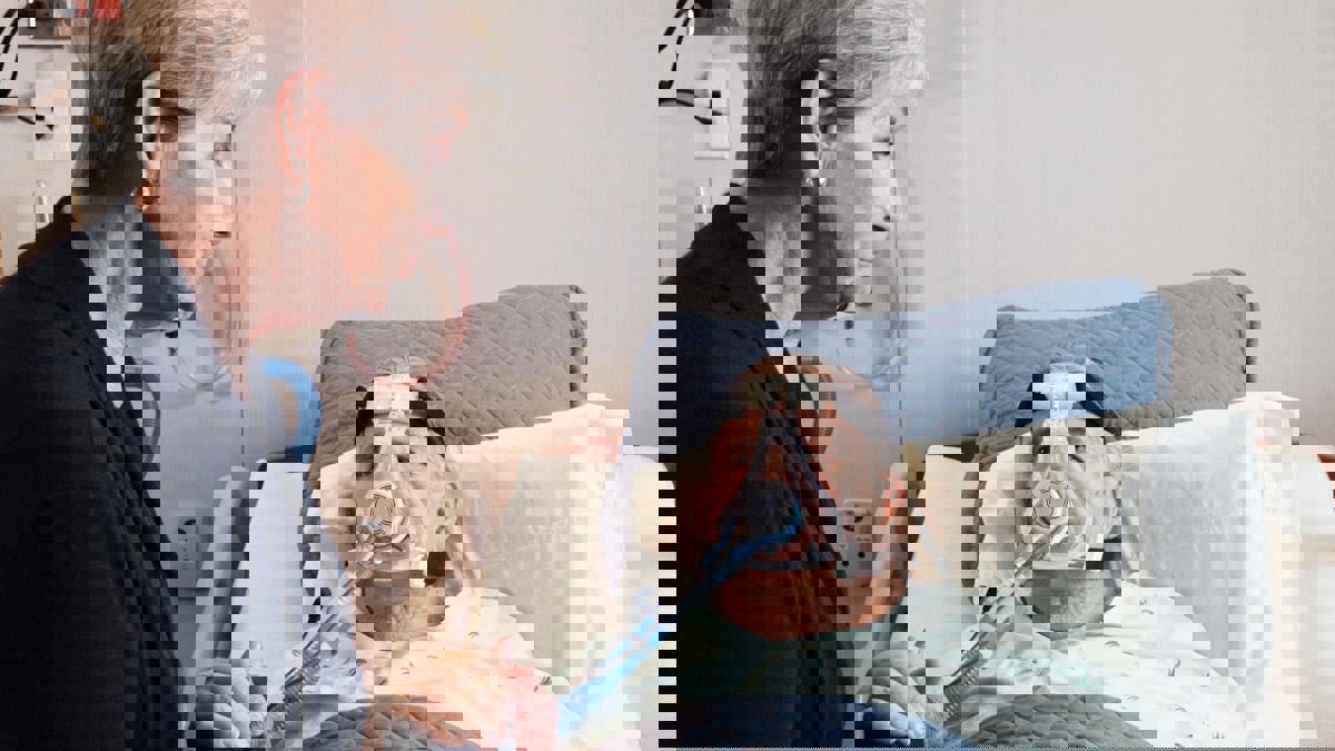 ابتكار ميكروفون يتيح للمرضى التحدث دون إزالة أقنعة التنفس الاصطناعي