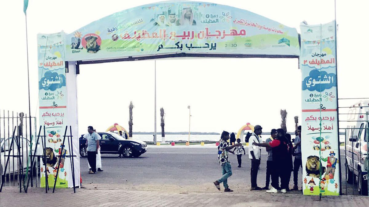 صورة لبائع يمني "شبه عار" تتسبب بإغلاق محل في السعودية