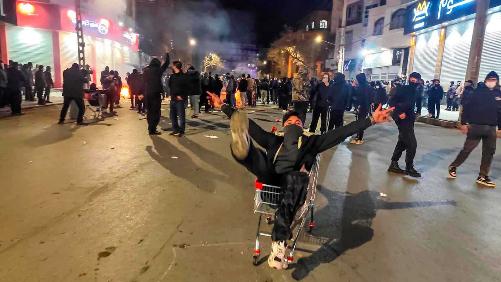 خيارات ترامب تجاه طهران.. من "المساعدة القادمة" إلى استنساخ تجربة فنزويلا