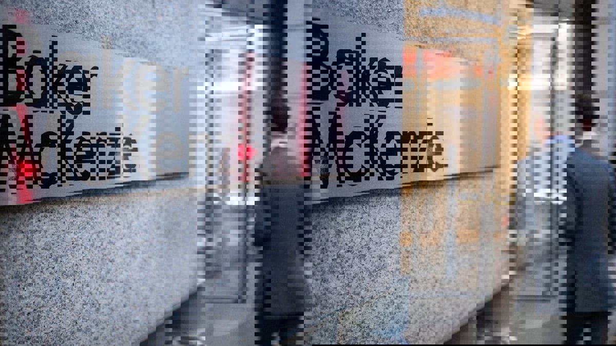 تضامن واسع مع محامٍ إماراتي بارز فسخت شركة محاماة عالمية شراكتها معه لانتقاده المثلية