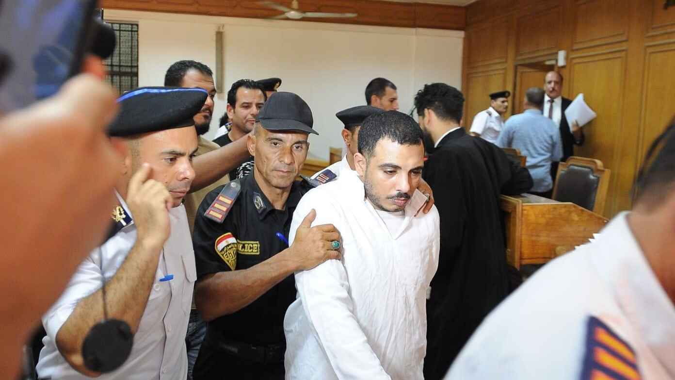 مقاطع صادمة جديدة لـ "سفاح التجمع" تدفع فريق الدفاع للانسحاب