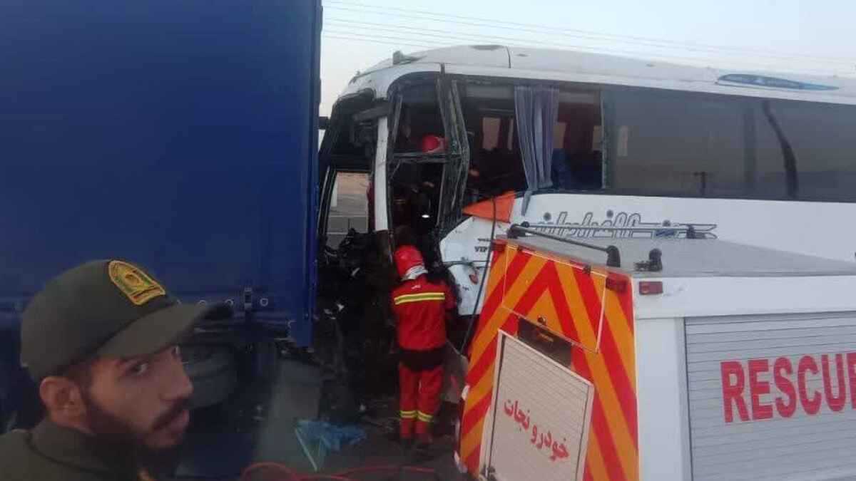 إيران.. مصرع 3 وإصابة 20 إثر تصادم حافلة بشاحنة ثقيلة