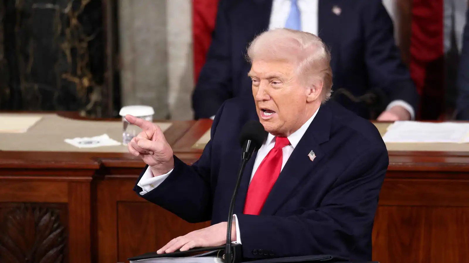 "مؤسف جداً".. ترامب ينتقد قرار المحكمة العليا بإلغاء الرسوم الجمركية