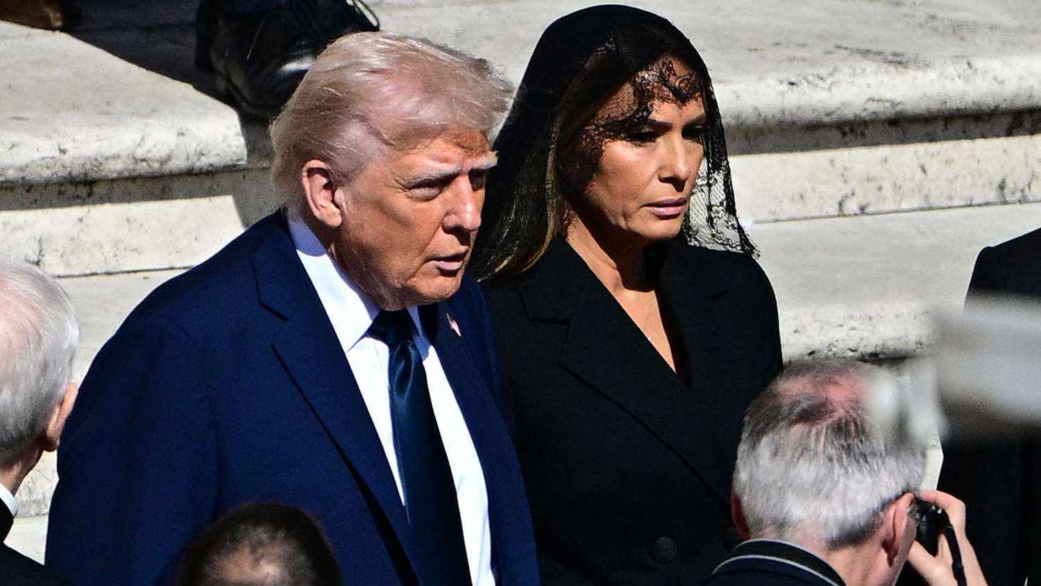 4 كلمات "ذهبية" لميلانيا جنبت ترامب الإحراج في جنازة البابا