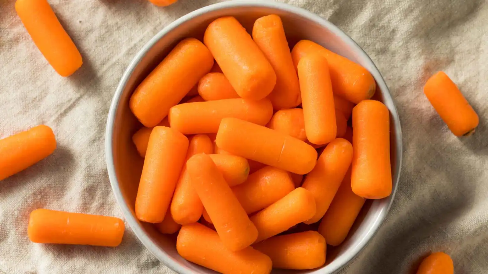 "ترند تيك توك".. هل تناول الجزر الصغير قبل الخلود للسرير يحسن نومك؟