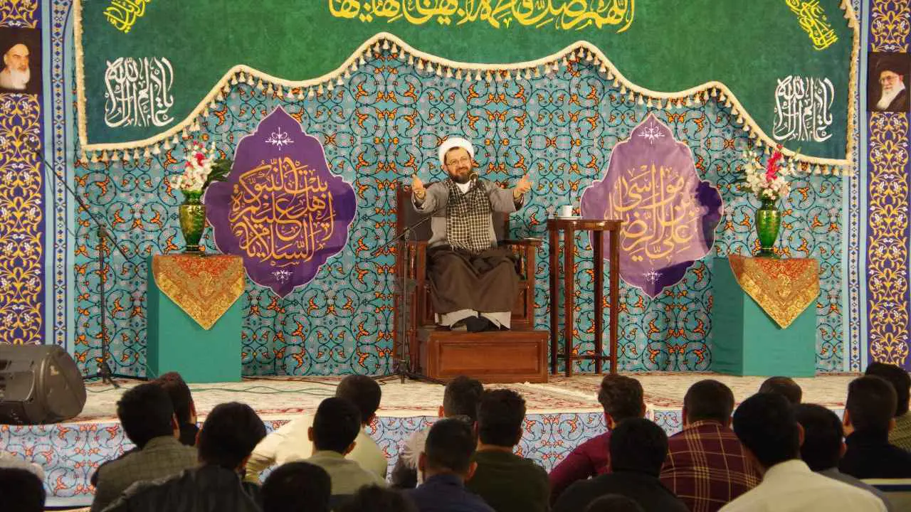 التلفزيون الإيراني يقطع بثه بعد احتجاج مواطن.. ماذا قال؟ (فيديو)