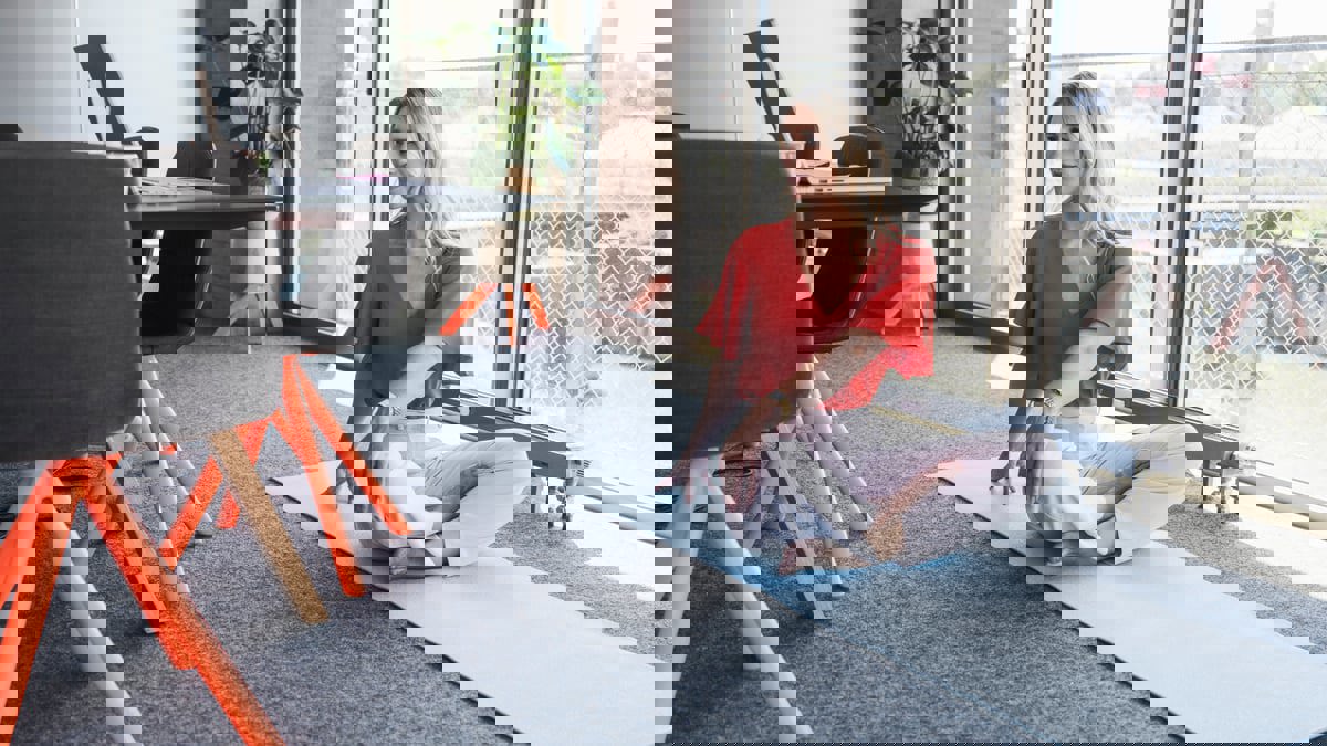 يوغا المكتب.. تخفيف فعال للتوتر في 3 دقائق فقط