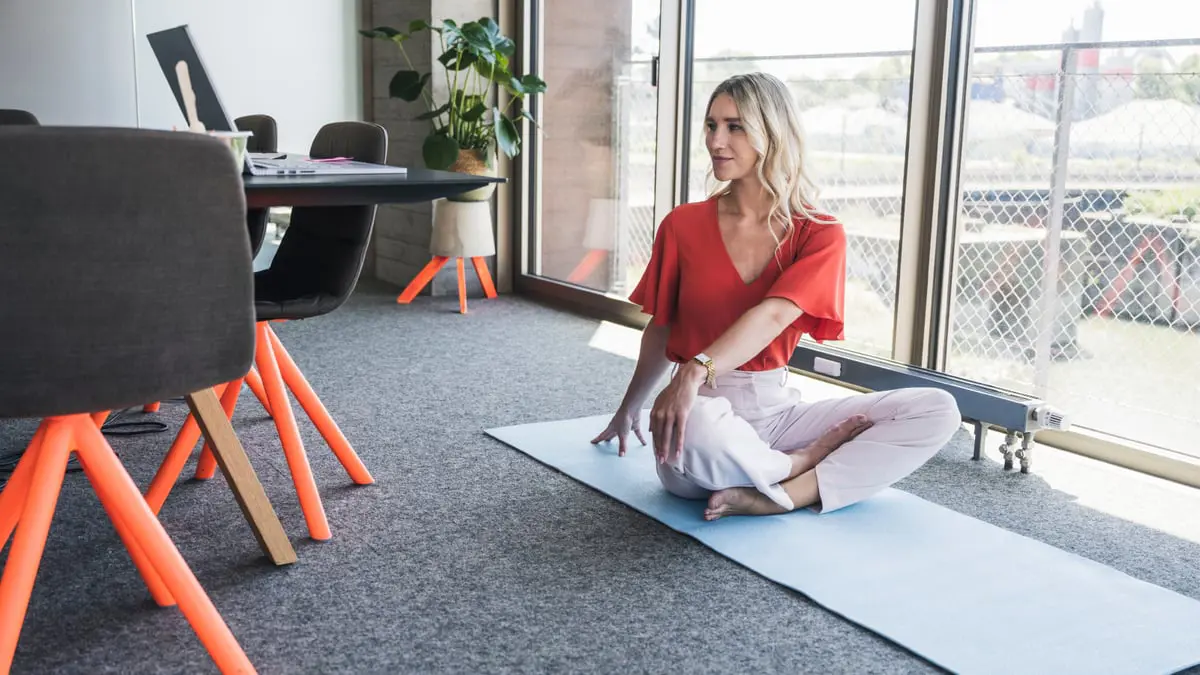 يوغا المكتب.. تخفيف فعال للتوتر في 3 دقائق فقط