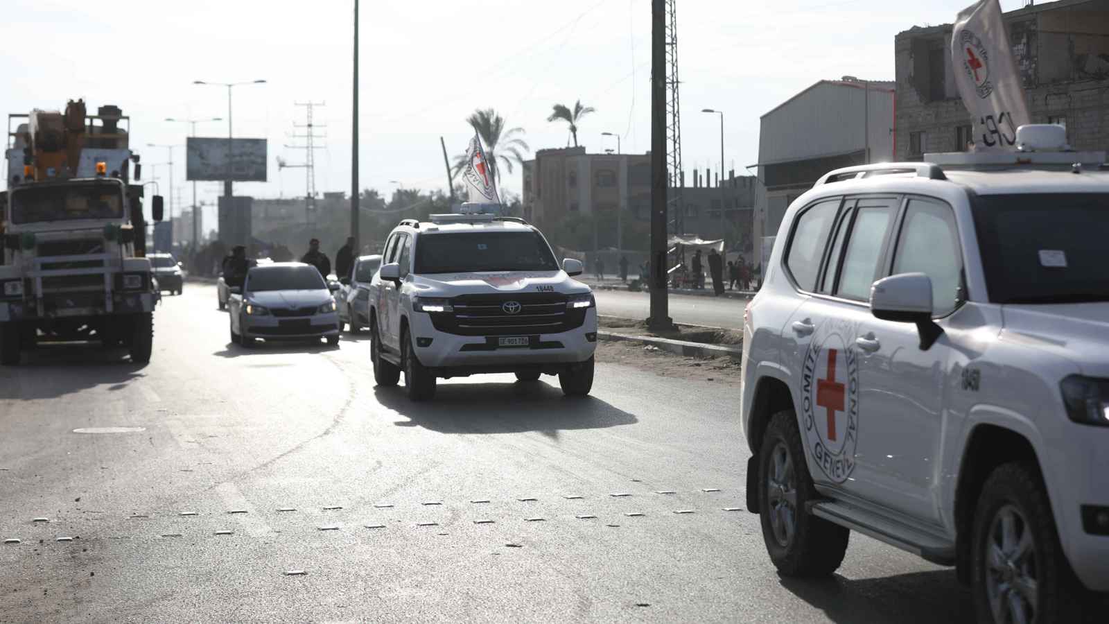 الجيش الإسرائيلي يتسلم المختطفات الثلاث بعد تحريرهن من غزة (فيديو)