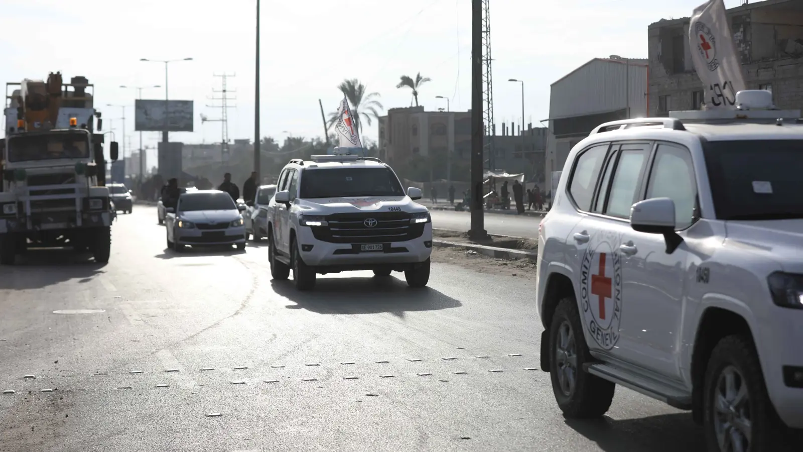 الجيش الإسرائيلي يتسلم المختطفات الثلاث بعد تحريرهن من غزة (فيديو)