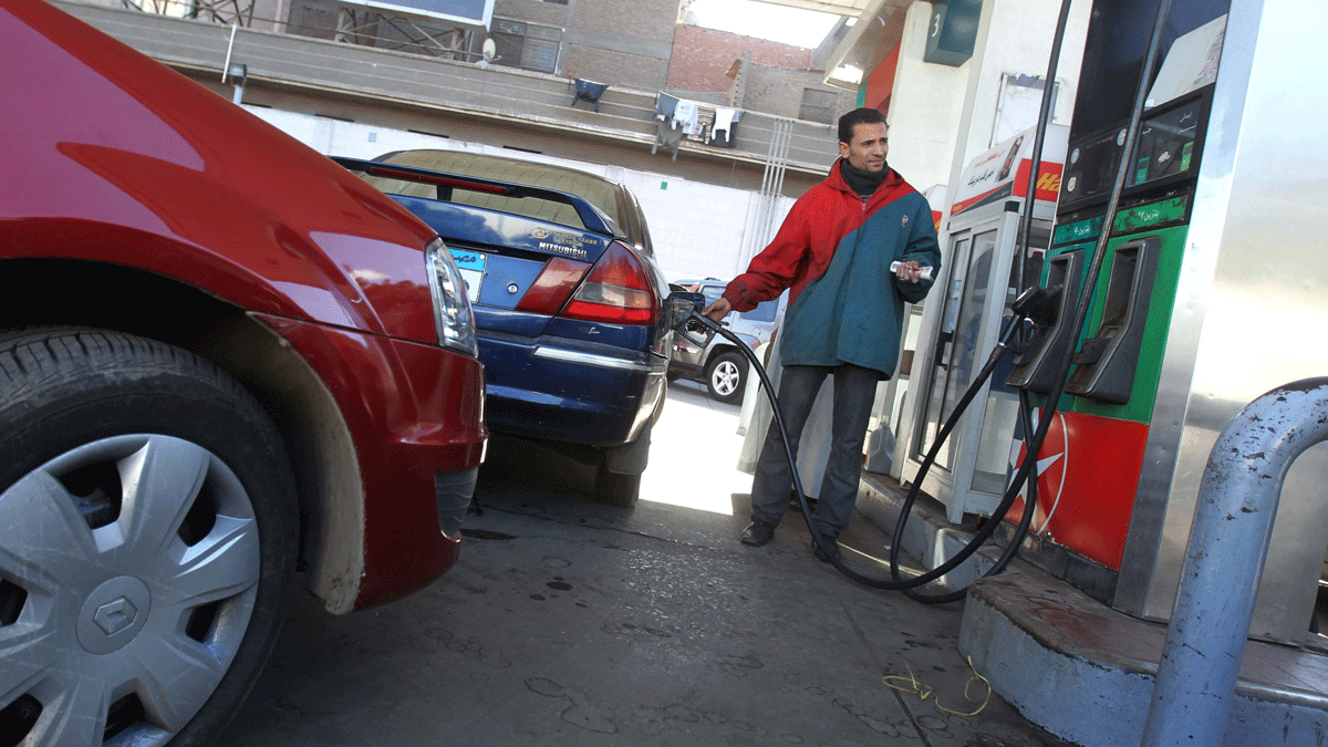 بعد 24 ساعة من قرارات السيسي.. مصر تتراجع عن زيادة سعر "بنزين 95"