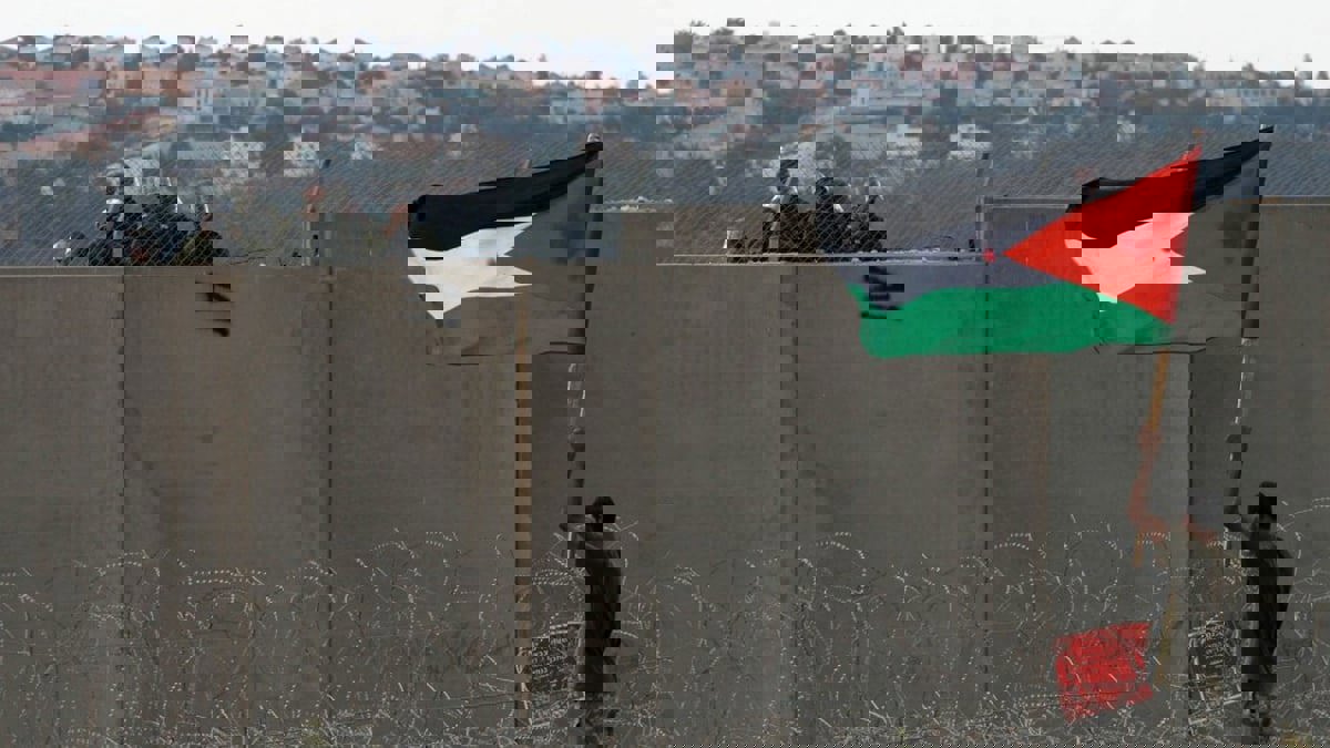 صحيفة عبرية: استهداف جندي إسرائيلي كشف ثغرات في الجدار الحدودي مع غزة