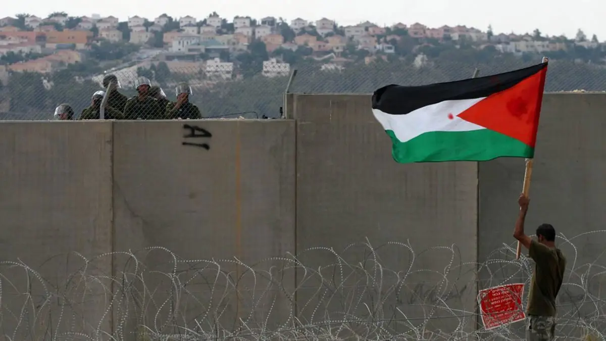 صحيفة عبرية: استهداف جندي إسرائيلي كشف ثغرات في الجدار الحدودي مع غزة