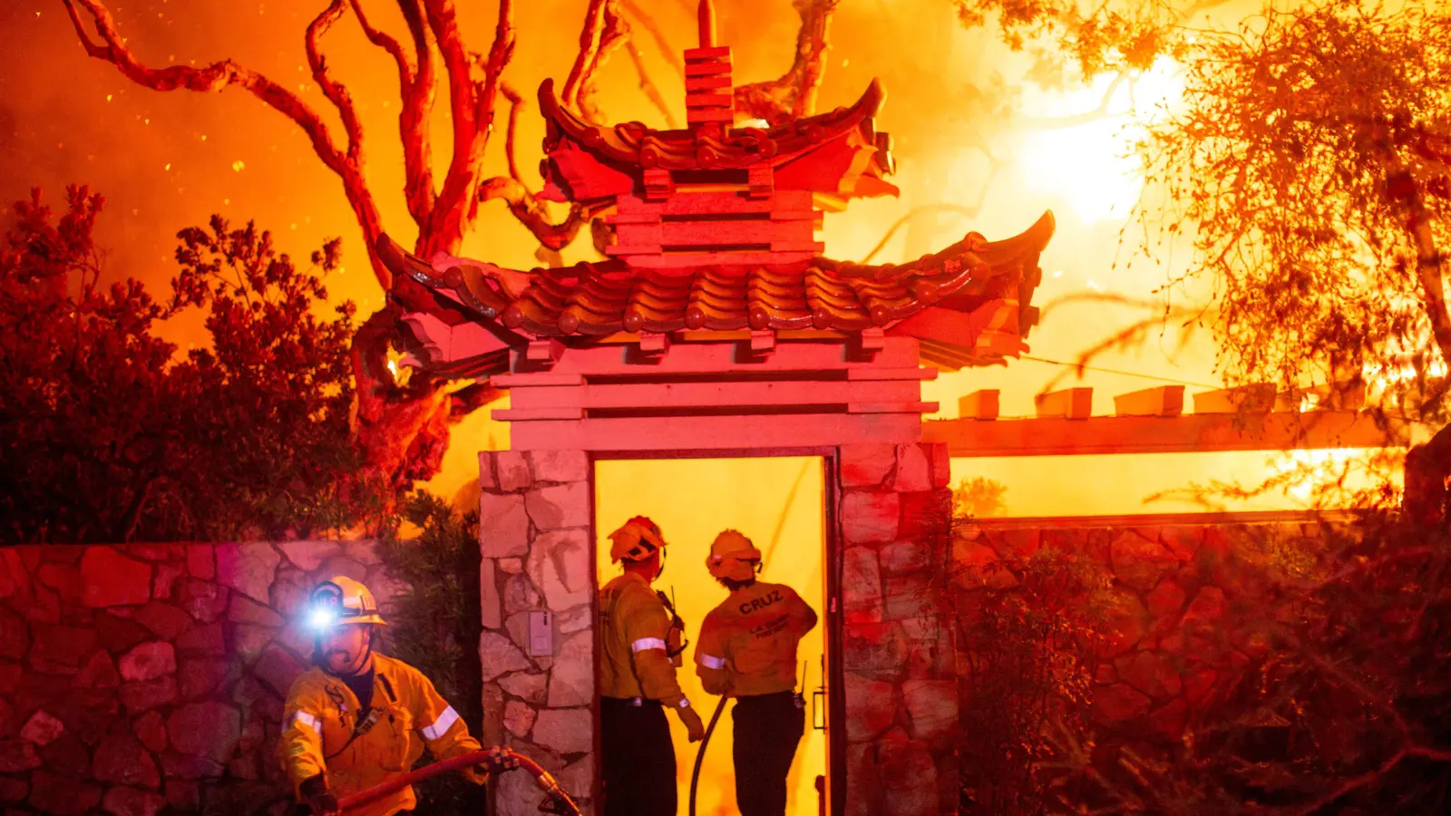 6 حرائق تهدد المدينة.. أوامر إخلاء عاجلة في هوليوود