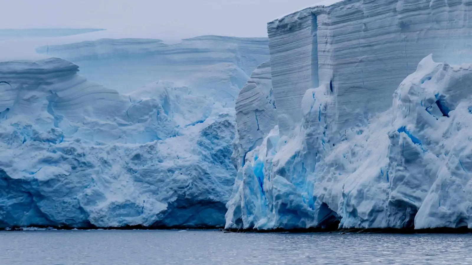 تحذير من انهيار جليدي "كارثي" قد يتسبب بغرق مدن