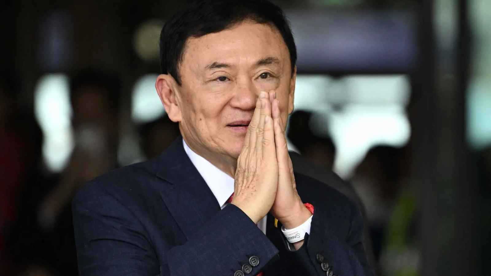 رئيس وزراء تايلاند الأسبق شيناواترا يغادر البلاد بعد اضطرابات