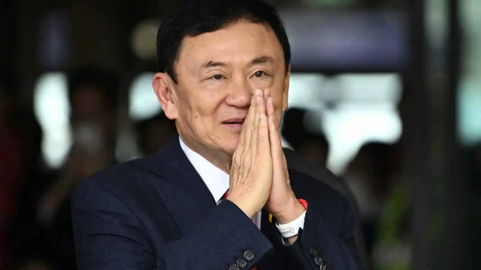 رئيس وزراء تايلاند الأسبق شيناواترا يغادر البلاد بعد اضطرابات