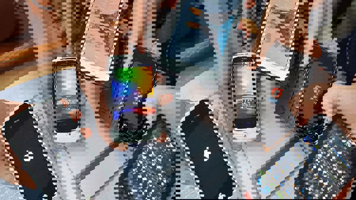 ماذا يحدث لو حُرم الشباب من هواتفهم المحمولة؟