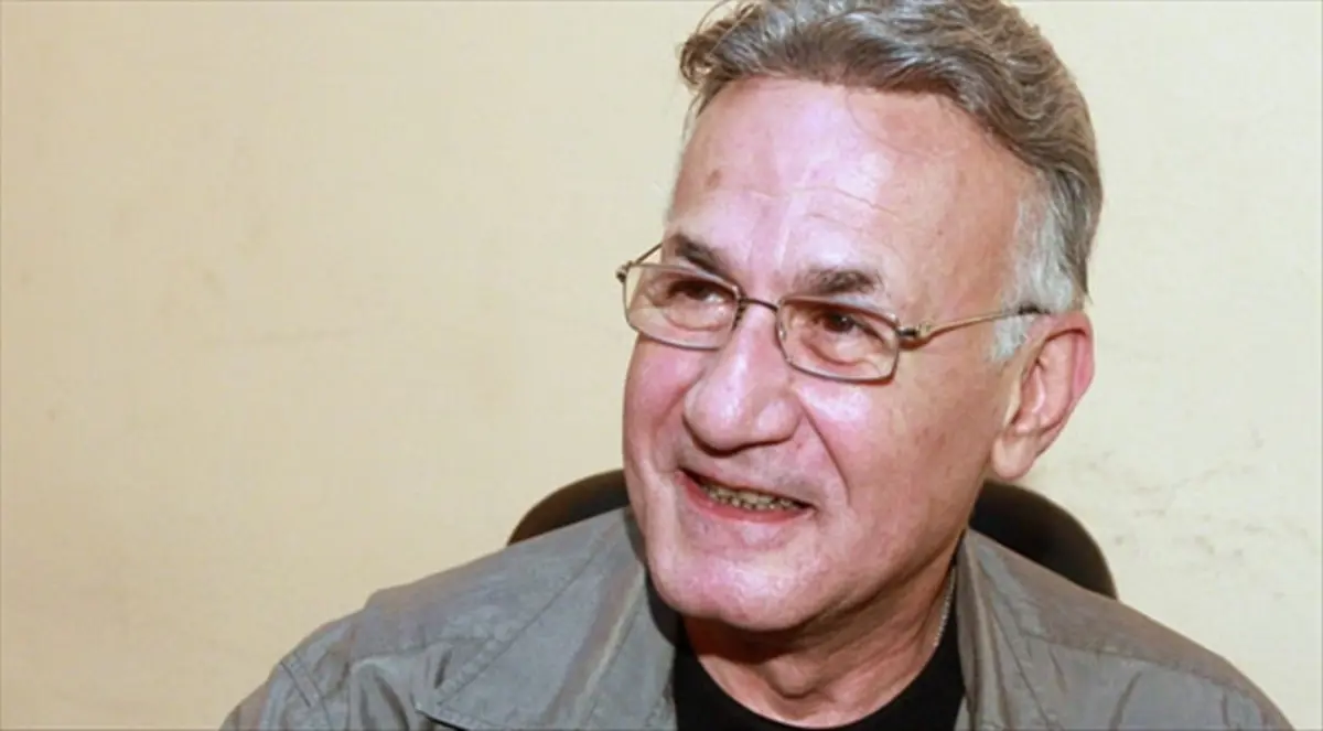 عزت أبوعوف رجل أعمال في "باباراتزي"