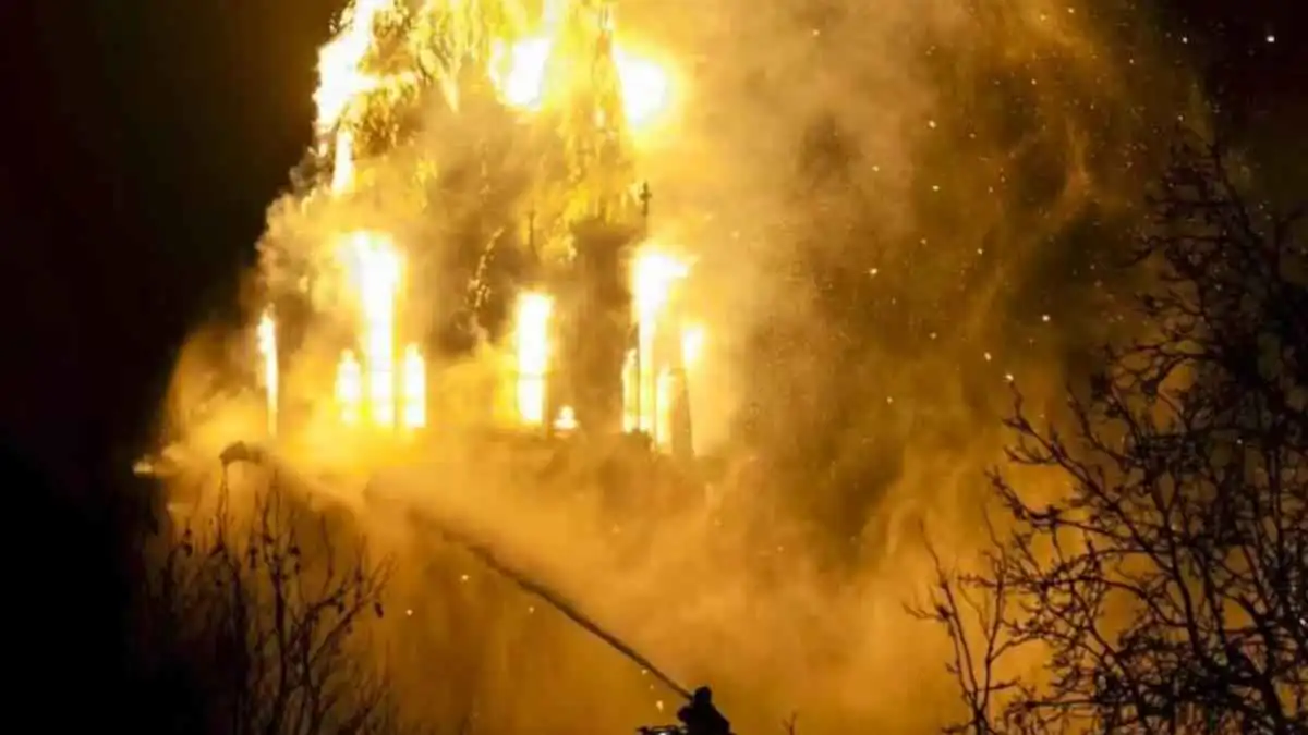 حريق يلتهم كنيسة تاريخية منتصف ليلة رأس السنة في أمستردام (فيديو)